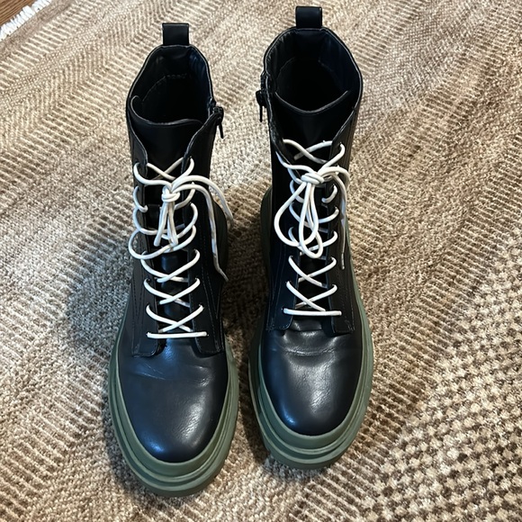 Urban Outfitters Steve Madden Cool Planet Moss Vegan Combat Boot Black 9.5 - Picture 2 of 6